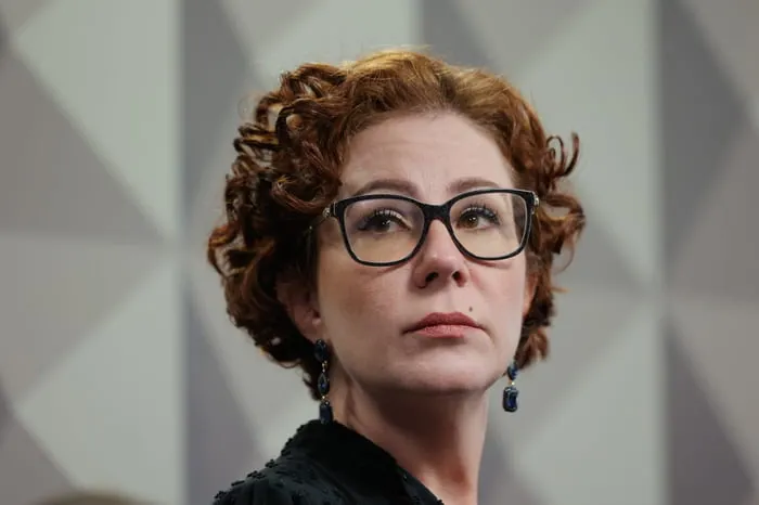 Carla Zambelli tem mandato de deputada cassado pelo TRE-SP e fica inelegível após divulgar fake news sobre processo eleitoral